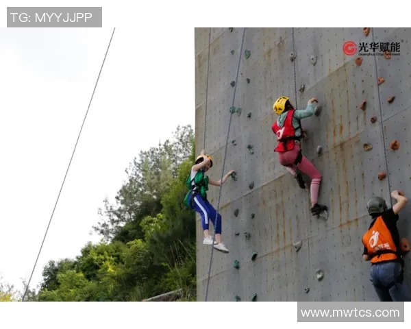 FPX逆袭之旅精英赛特别报道展现团队精神与不屈斗志